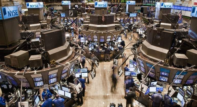 wall street trabajando en el mercado de valores